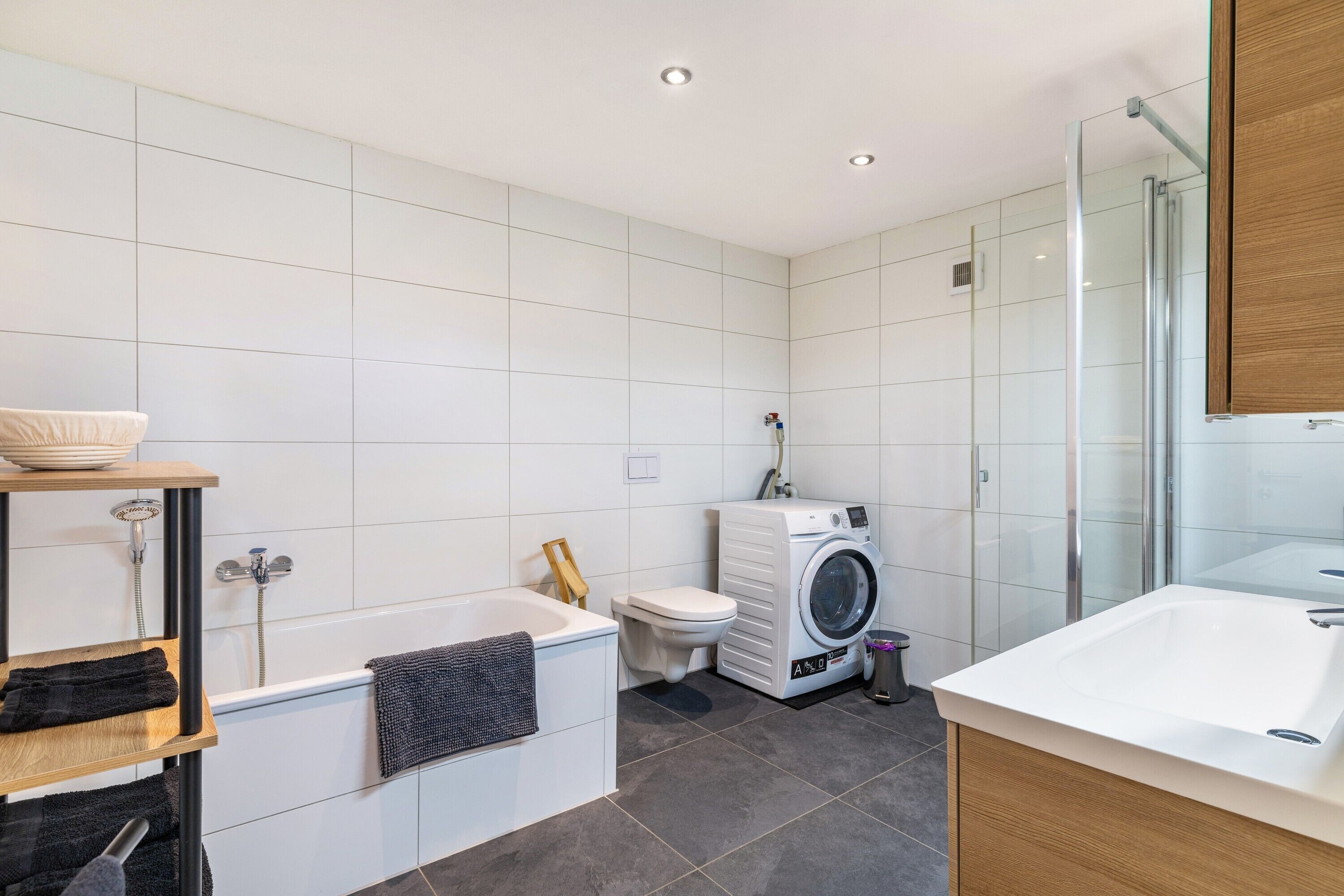 Ducha, secador de pelo y toallas