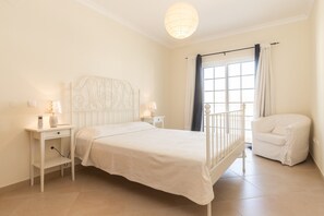 Iron/ironing board, free WiFi, bed sheets - 4 bedroom villa with patio by AlgarveManta (2V4) (Manta Rota)