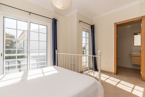 Bügeleisen/Bügelbrett, kostenloses WLAN, Bettwäsche