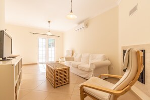 TV - 4 bedroom villa with patio by AlgarveManta (2V4) (Manta Rota)