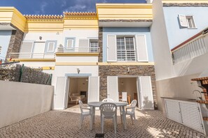 Outdoor dining - 4 bedroom villa with patio by AlgarveManta (2V4) (Manta Rota)