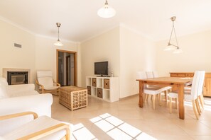 Dining - 4 bedroom villa with patio by AlgarveManta (2V4) (Manta Rota)