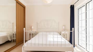 Tabla de planchar con plancha, wifi gratis, ropa de cama