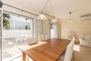 Dining - 4 bedroom villa with patio by AlgarveManta (2V4) (Manta Rota)