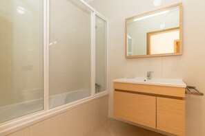 Shower, towels - 4 bedroom villa with patio by AlgarveManta (2V4) (Manta Rota)