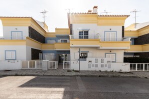 Exterior - 4 bedroom villa with patio by AlgarveManta (2V4) (Manta Rota)