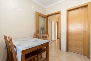 Dining - 4 bedroom villa with patio by AlgarveManta (2V4) (Manta Rota)