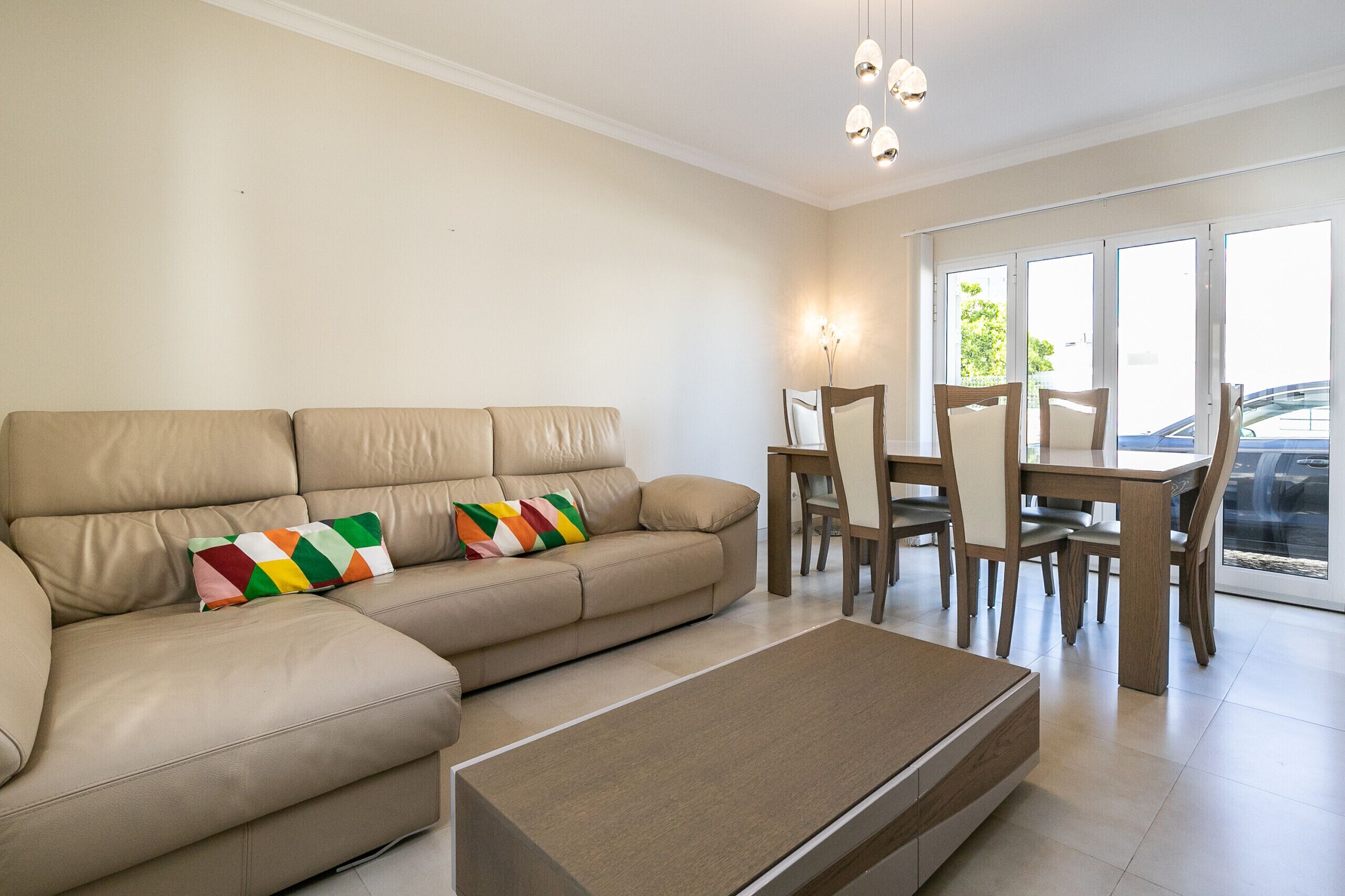 Una televisión, una chimenea