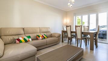 Una televisión, una chimenea