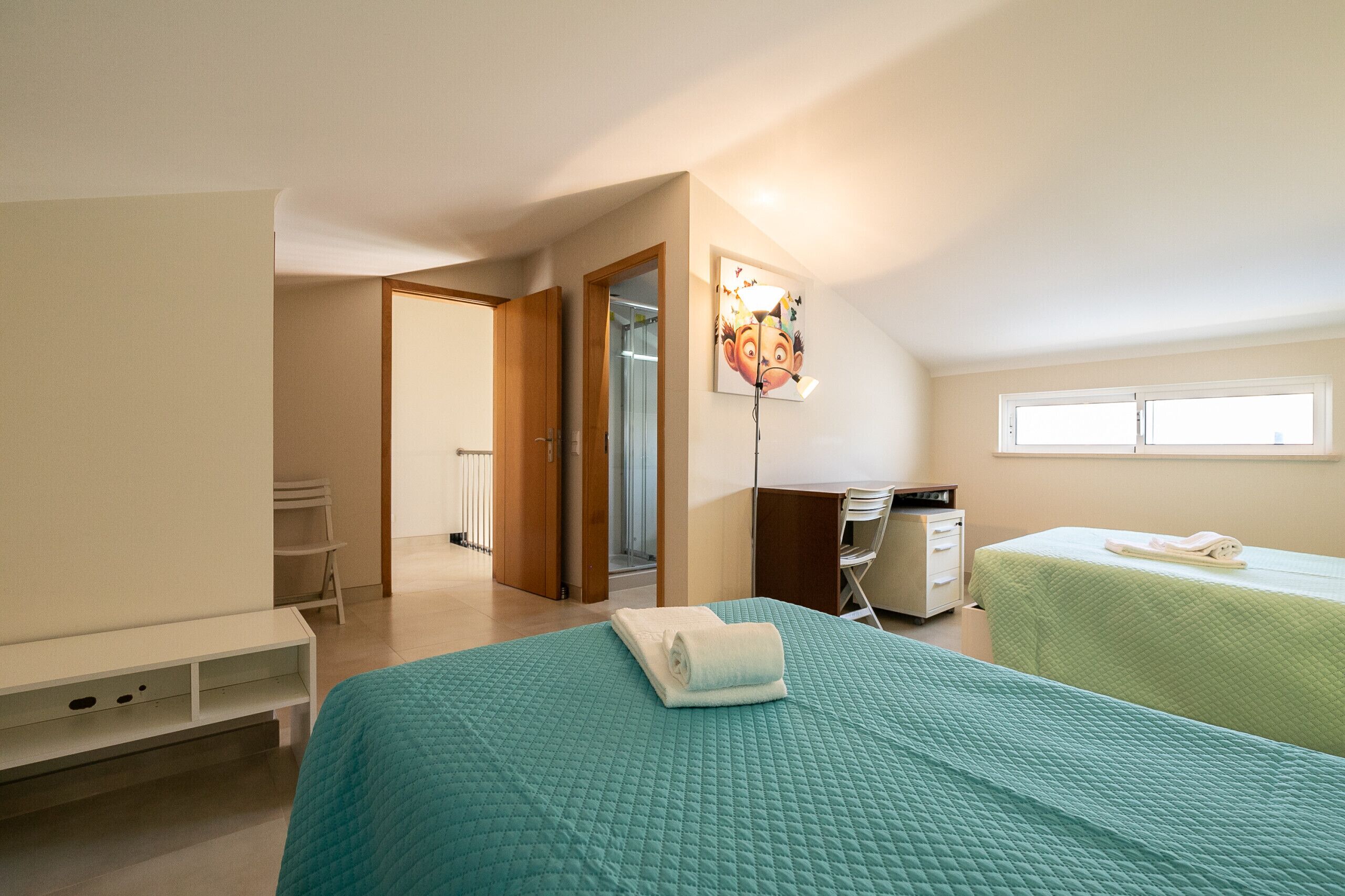 Tabla de planchar con plancha, wifi gratis, ropa de cama