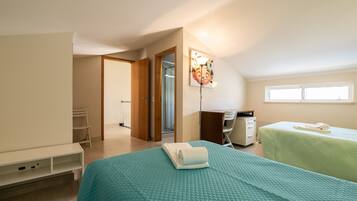 Tabla de planchar con plancha, wifi gratis, ropa de cama