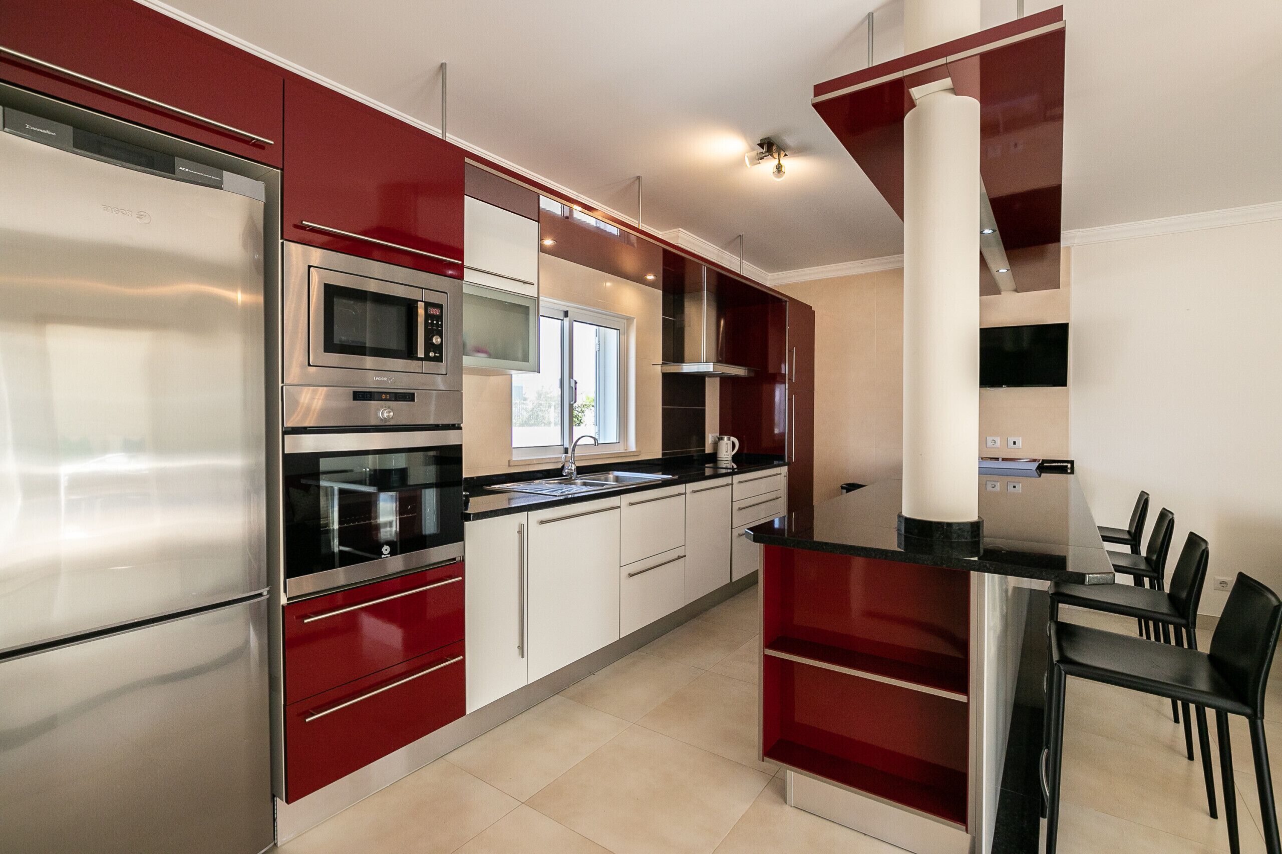 Frigorífico, microondas, horno y lavavajillas