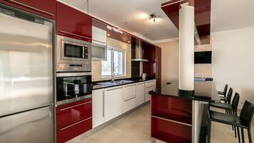 Frigorífico, microondas, horno y lavavajillas