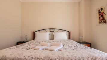 Iron/ironing board, free WiFi, bed sheets