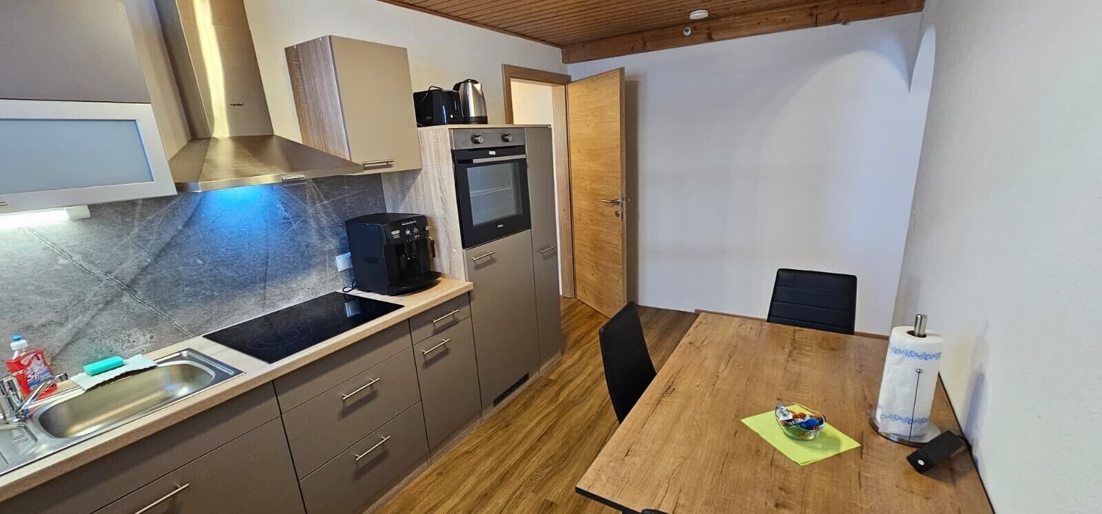 Fridge, oven, stovetop, coffee/tea maker