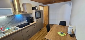 Kjøleskap, ovn, kokeplater og kaffetrakter/tekoker