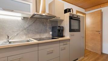 Jääkaappi, uuni, liesi, astianpesukone