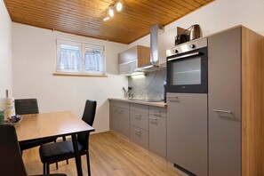 Réfrigérateur, four, plaque de cuisson, lave-vaisselle