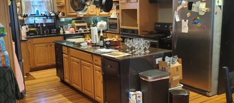 Spacious Upstairs Master Suite w/ Ensuite Bath – Shared Home