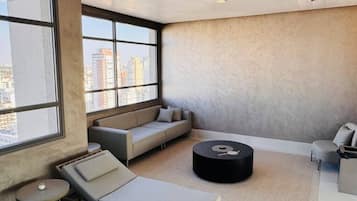 Apartamento conforto, varanda coberta, vista para a cidade | Parte interna