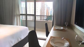 Apartamento conforto, varanda coberta, vista para a cidade | Escrivaninha, espaço de trabalho para notebook, Wi-Fi de cortesia