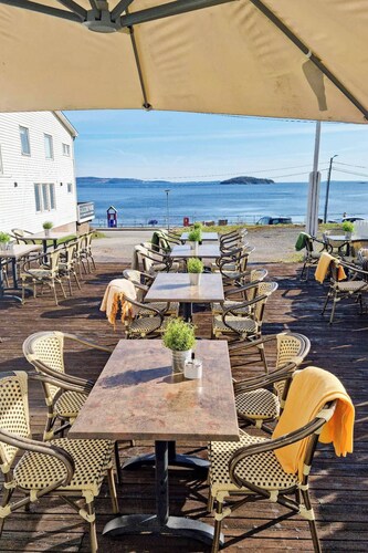 Black Mirror , Jacuzzi all Year