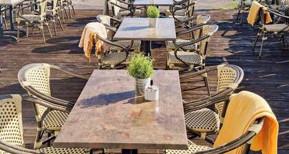 Black Mirror , Jacuzzi all Year