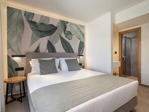 Habitación doble, no fumadores, vistas al jardín | Caja fuerte, escritorio, espacio para trabajar con un portátil