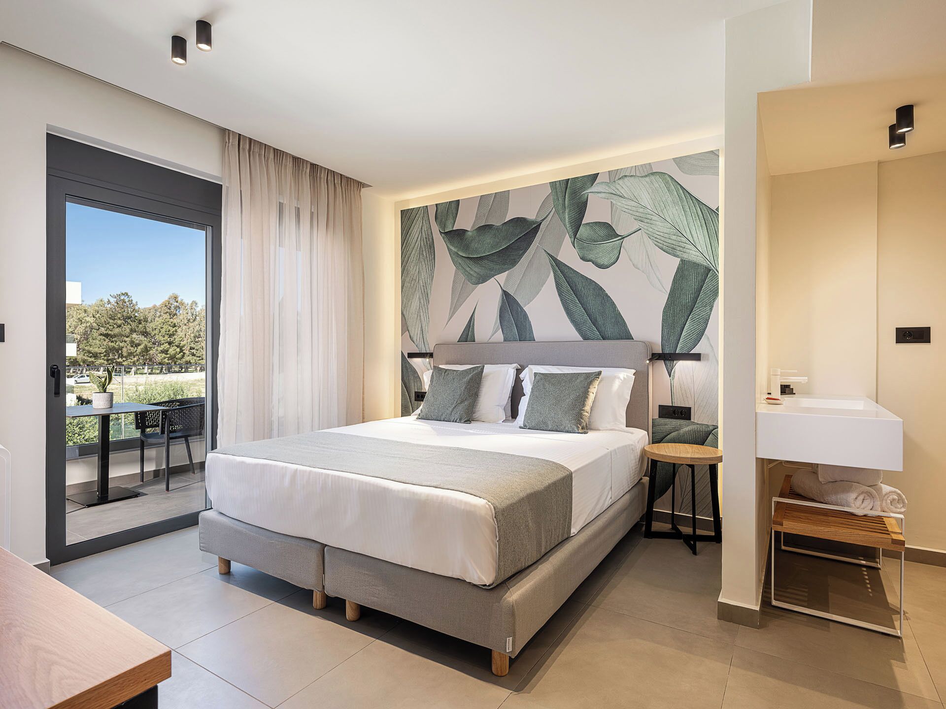 Dubbelrum - icke-rökare - utsikt mot trädgården | Värdeförvaringsskåp på rummet, skrivbord och arbetsyta för laptop