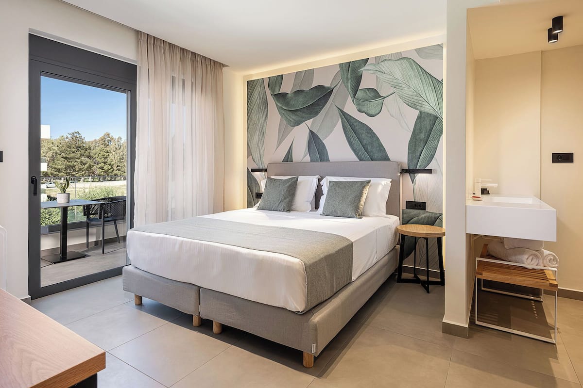 Dubbelrum - icke-rökare - utsikt mot trädgården | Värdeförvaringsskåp på rummet, skrivbord och arbetsyta för laptop