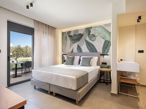 Dubbelrum - icke-rökare - utsikt mot trädgården | Värdeförvaringsskåp på rummet, skrivbord och arbetsyta för laptop