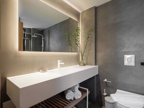 Dusch, hårtork, tofflor och handdukar