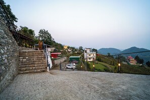 Property grounds - Alaya Stays Echo By The Lakes (Bhimtal)