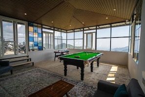 Villa exécutive, balcon, vue sur le jardin | Salle de jeux