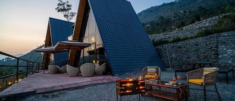 Executive Villa, Balcony, Garden View | Outdoor dining