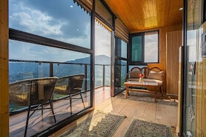 Villa - balkon - udsigt til have | Interiør