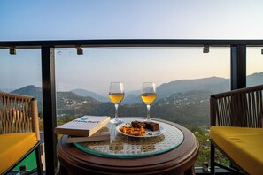 Outdoor dining - Alaya Stays Echo By The Lakes (Bhimtal)