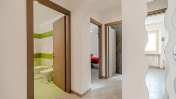 Douche, bidet, serviettes fournies