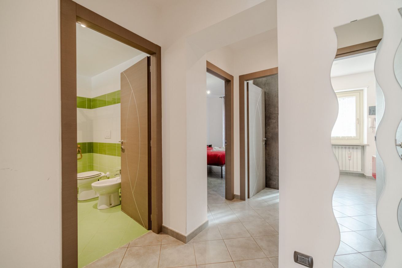 Een douche, een bidet, handdoeken