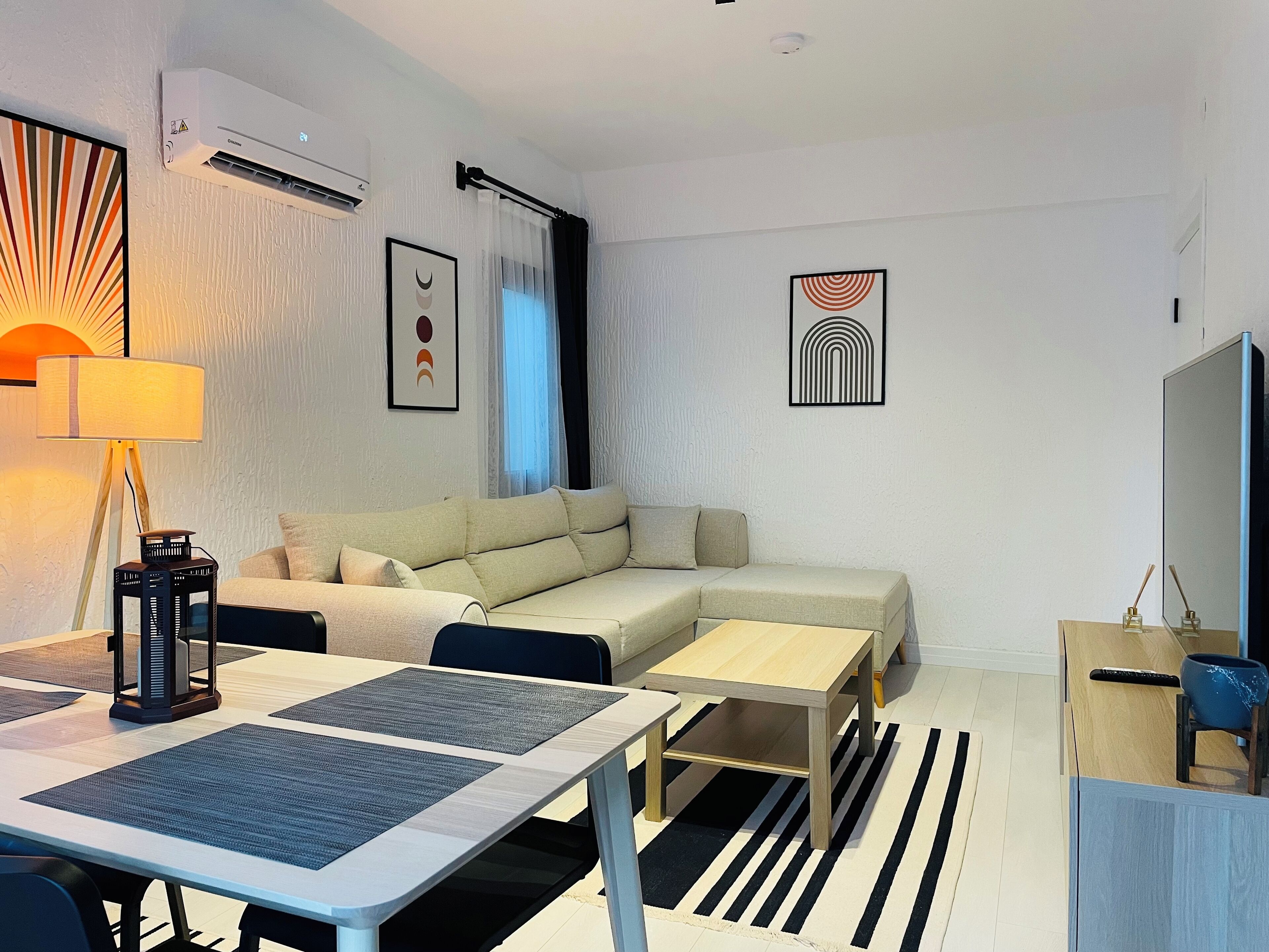 Suite familiar, vista a la ciudad | Área de sala de estar | Smart TV de 55 pulgadas con canales vía satélite 