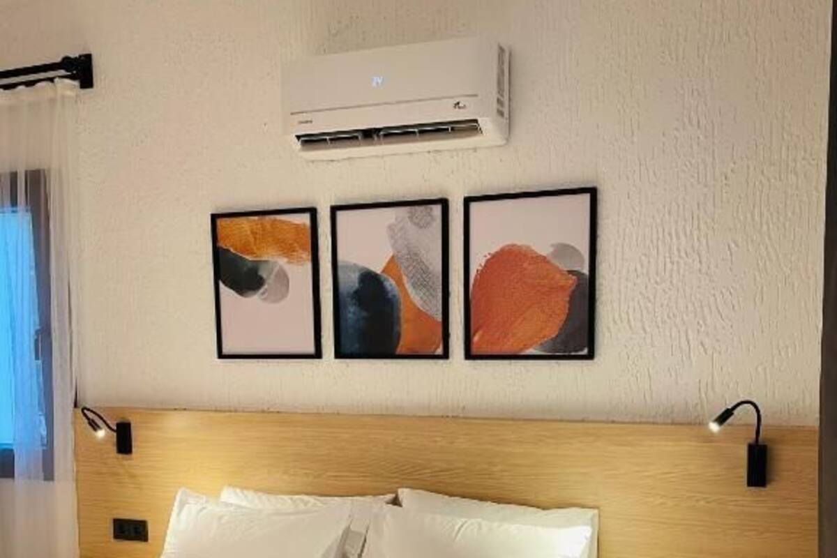 Zimmersafe, Verdunkelungsvorhänge, Bügeleisen/Bügelbrett