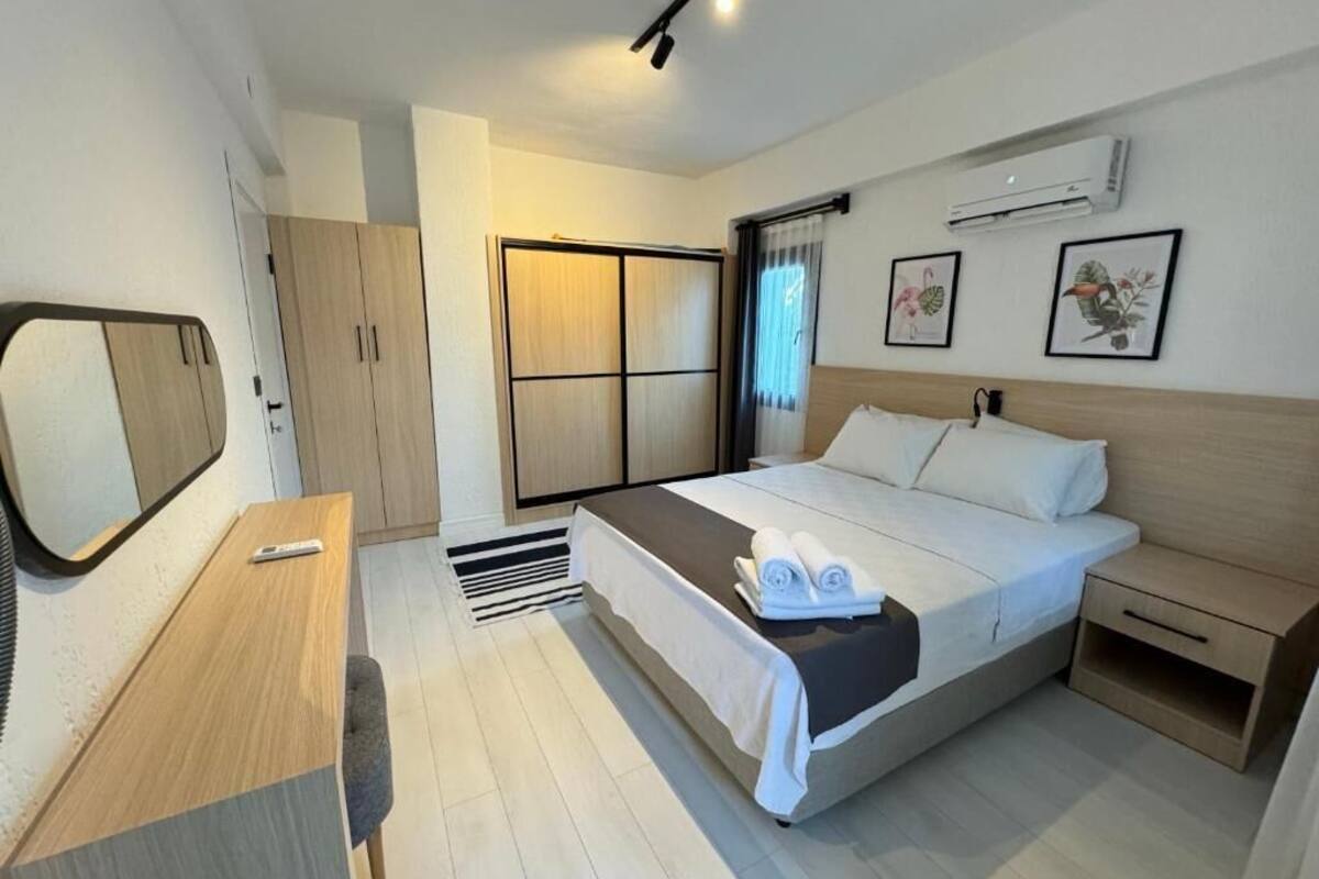 Zimmersafe, Verdunkelungsvorhänge, Bügeleisen/Bügelbrett