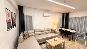 55-Zoll-Smart-TV mit Satellitenempfang