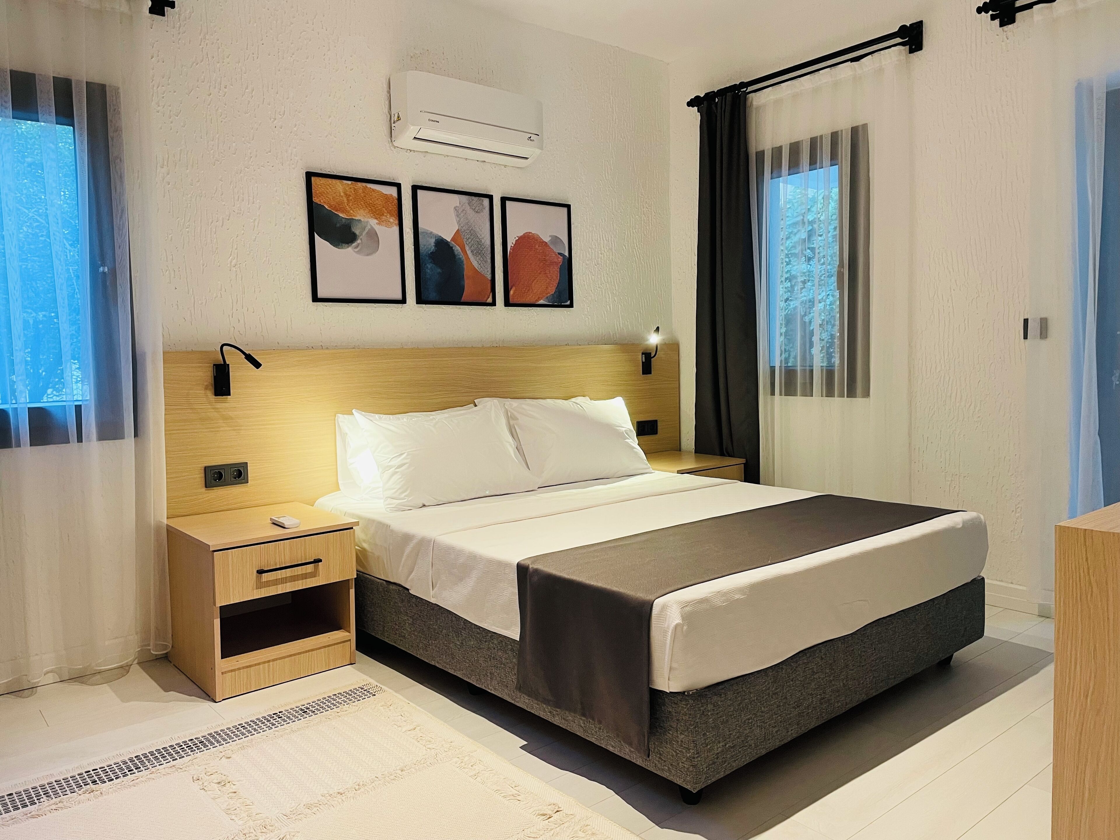 Suite familiar, vista a la ciudad | Caja de seguridad en la habitación y cortinas blackout 