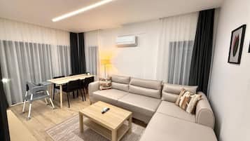 Familiesuite - byudsigt | Opholdsområde | 55-tommers smart-tv med satellitkanaler