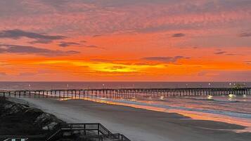 Plage, chaises longues, serviettes de plage