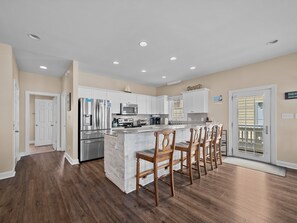 Een koelkast, een magnetron, een oven, een kookplaat