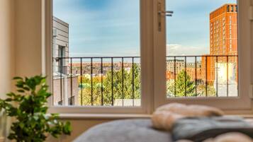 Apartment, 2 Bedrooms, Balcony, City View | Interior