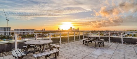 Appartement, 2 chambres, balcon, vue sur la ville | Restauration en plein air