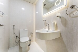 Shower, hair dryer, bidet, towels - Compact 1BR, Just A Minute Drive to At the Top Burj Khalifa - Ontario Tower, Business Bay (Dubai)